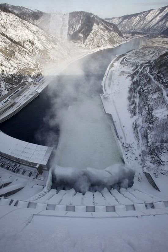 Саяно-Шушенская ГЭС обледенела (20 фото)