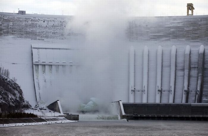 Саяно-Шушенская ГЭС обледенела (20 фото)
