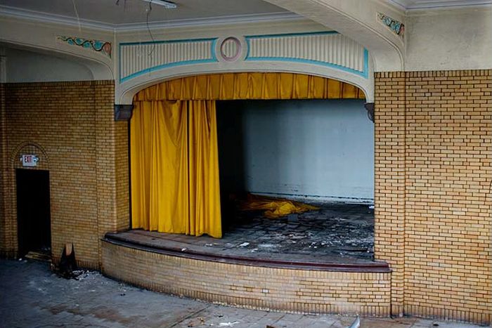 Заброшенные театры (36 фото)