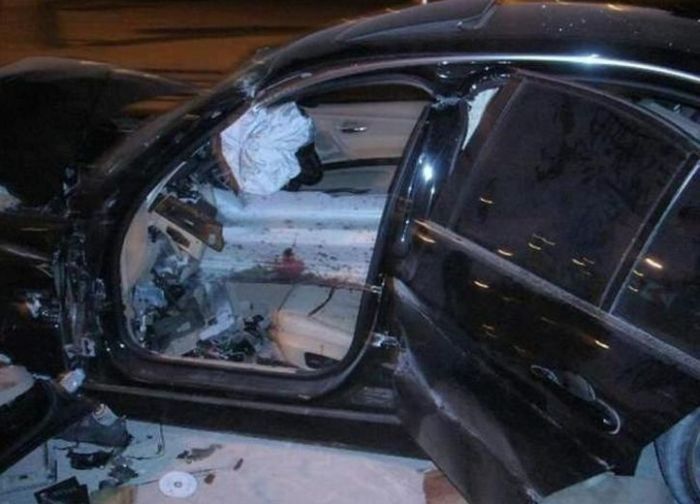 В Дубаях ограждение проткнуло автомобиль (6 фото)