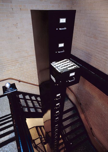 Башня из офисных ящиков (6 фото)