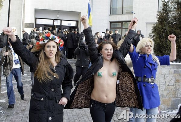 Движение Femen провело акцию во время выборов президента Украины (18 фото)