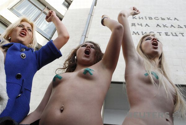 Движение Femen провело акцию во время выборов президента Украины (18 фото)
