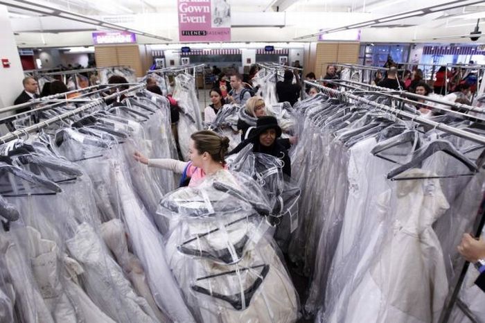 Распродажа свадебных платьев (14 фото)
