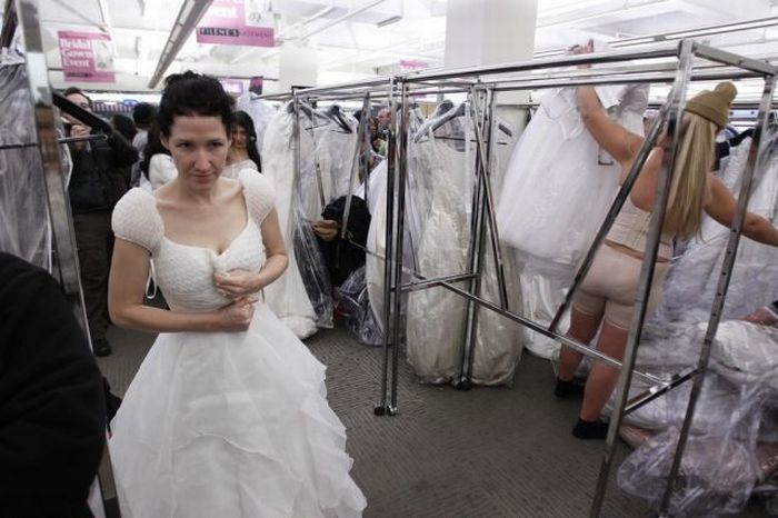 Распродажа свадебных платьев (14 фото)
