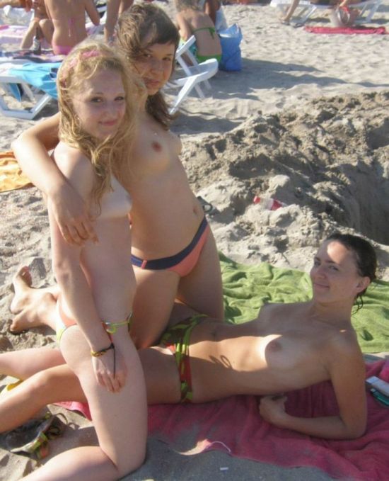 Девушки на пляже (57 фото) НЮ