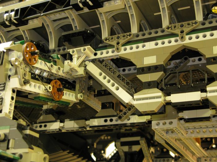 Гусеничный город из Lego (15 фото)