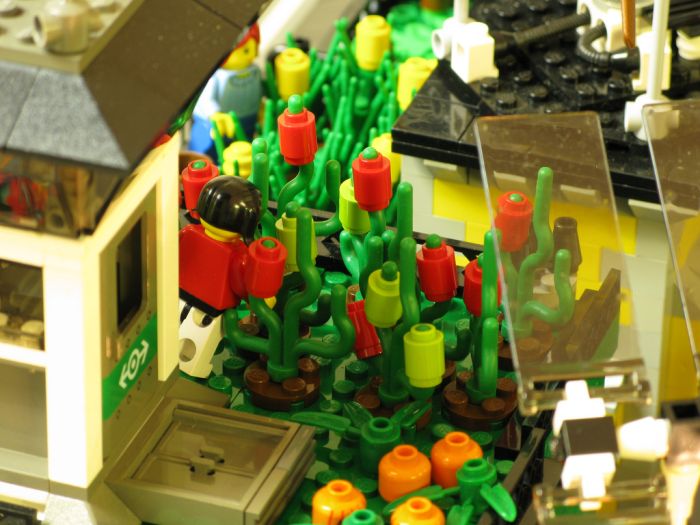 Гусеничный город из Lego (15 фото)
