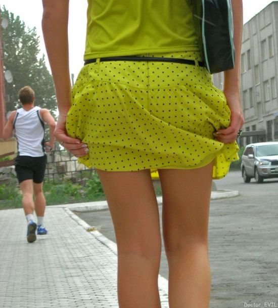 Девушки, у которых слишком короткие юбки (111 фото)