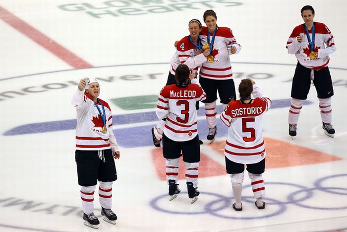 Женская хоккейная команда отмечает (24 фото)