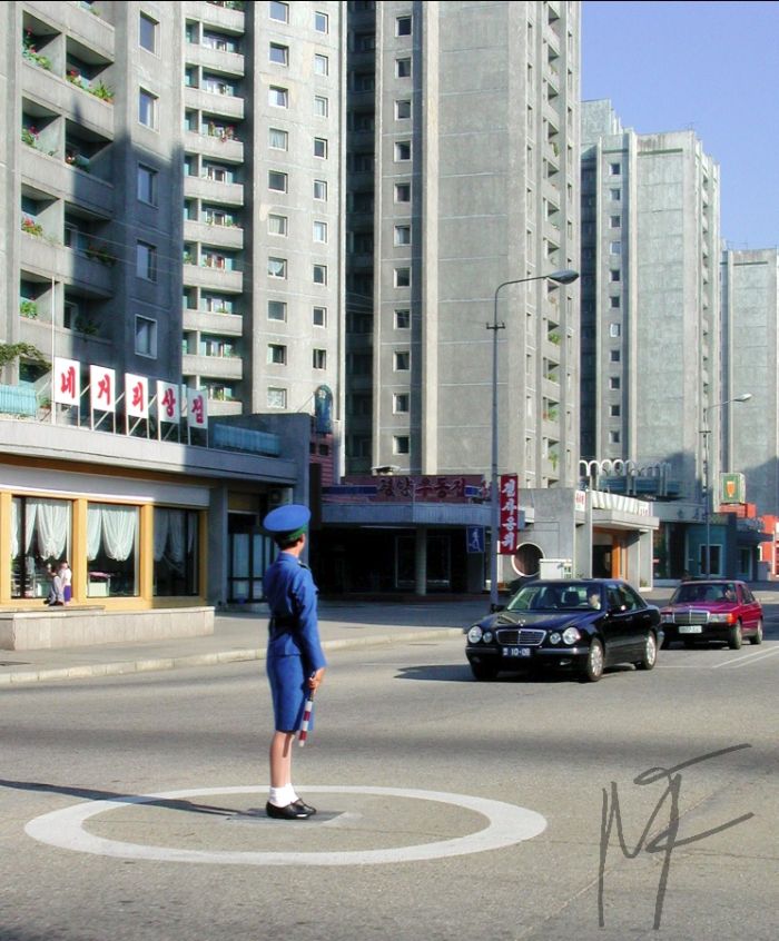 Девушки-регулировщицы из Пхеньяна (56 фото)