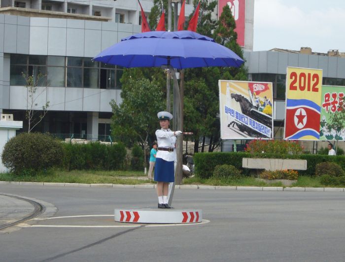 Девушки-регулировщицы из Пхеньяна (56 фото)