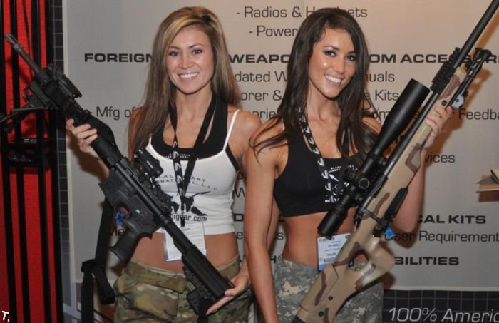 Девушки с выставки оружия SHOT (21 фото)