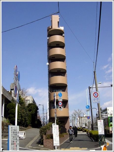 Узкие здания в Японии (22 фото)