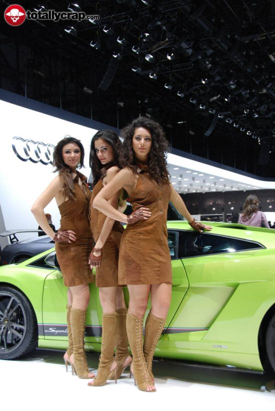 Девушки на автовыставке в Женеве (110 фото)