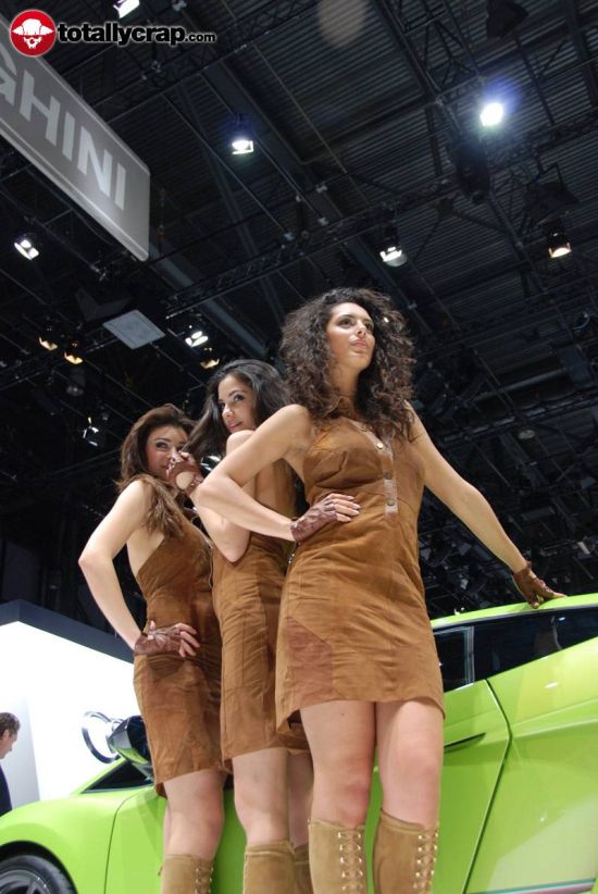 Девушки на автовыставке в Женеве (110 фото)