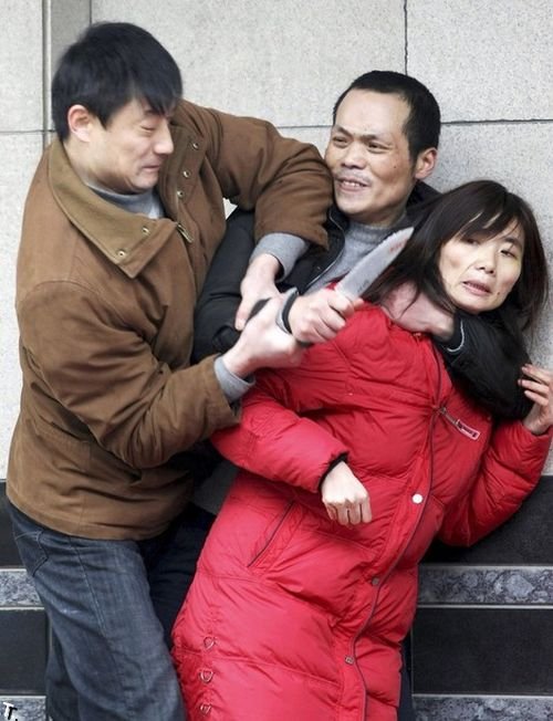 Китайский наркоман захватил в заложницы свою золовку (3 фото)