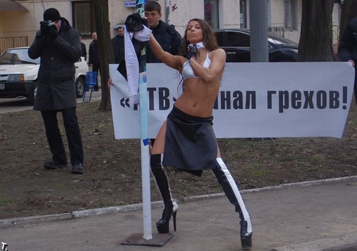 Стриптиз в качестве протеста в центре Одессы (16 фото + 2 видео)