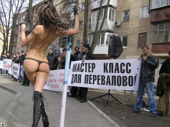 Стриптиз в качестве протеста в центре Одессы (16 фото + 2 видео)
