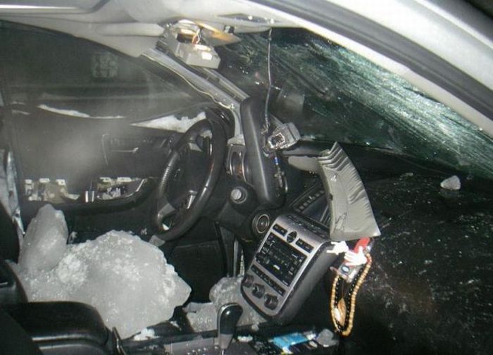 Машины, убитые снегом (18 фото)