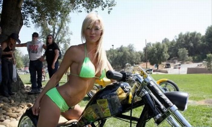 Сексуальные девушки и мотоциклы (25 фото)