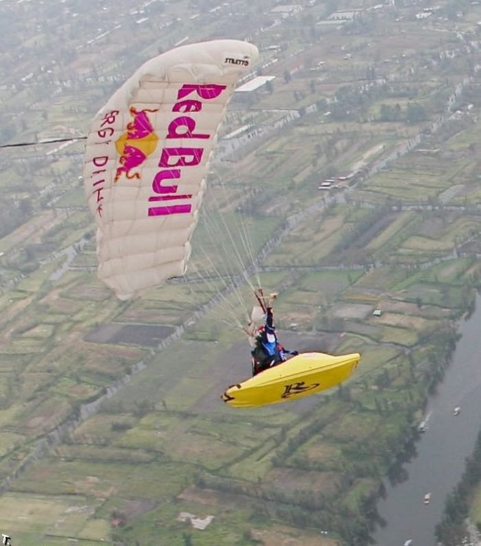 Необычный способ прыжков с парашютом (11 фото)