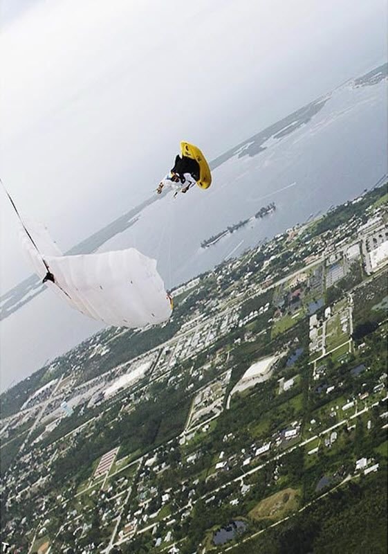 Необычный способ прыжков с парашютом (11 фото)