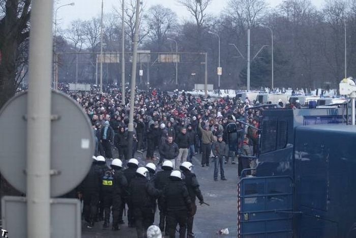 Польская полиция против хулиганов (61 фото + видео)