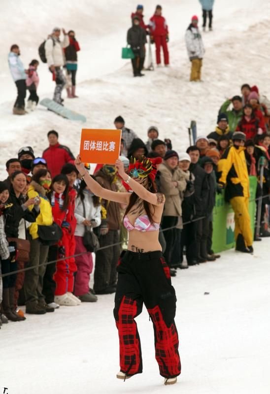 Бикини-спринт в Китае (16 фото)