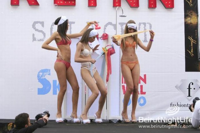 Девушки в нижнем белье на лыжном фестивале (77 фото)