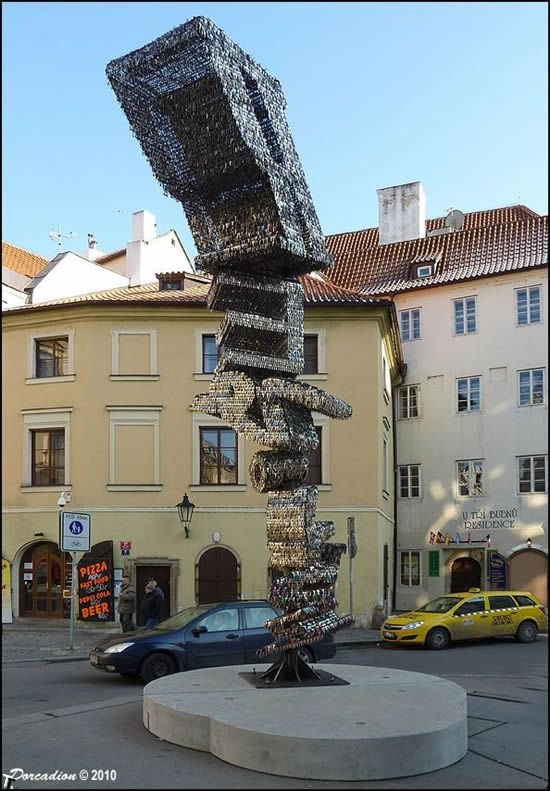 Скульптура из ключей в Праге (6 фото)