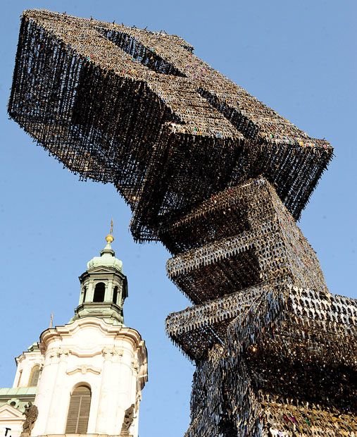 Скульптура из ключей в Праге (6 фото)