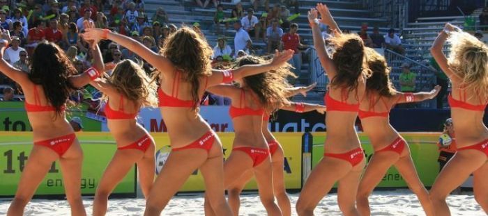 Девушки из группы поддержки на пляжном волейболе. Часть 2 (27 фото)