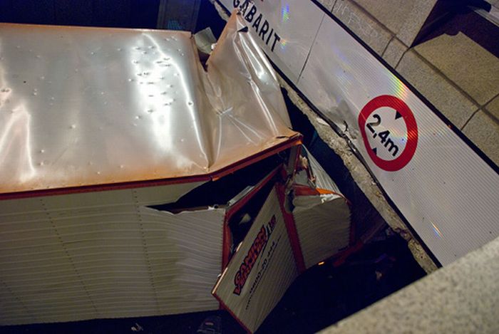 Тоннель - убийца грузовиков (50 фото)