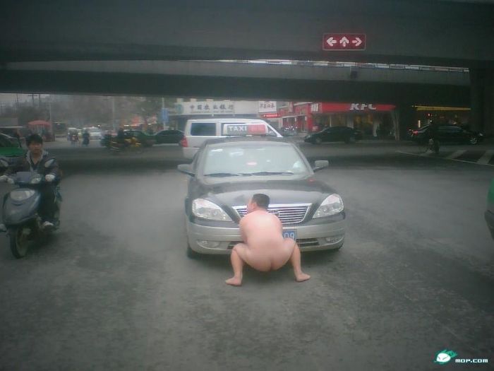 Сумасшедший голый китаец (23 фото)