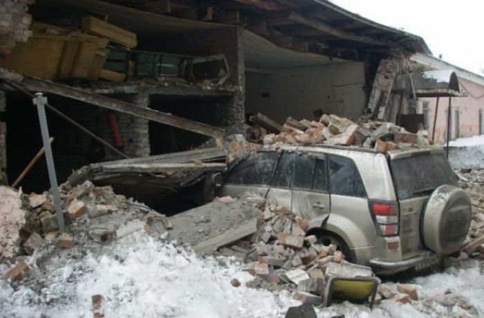 Питерские автомобили, убитые кирпичами (7 фото)