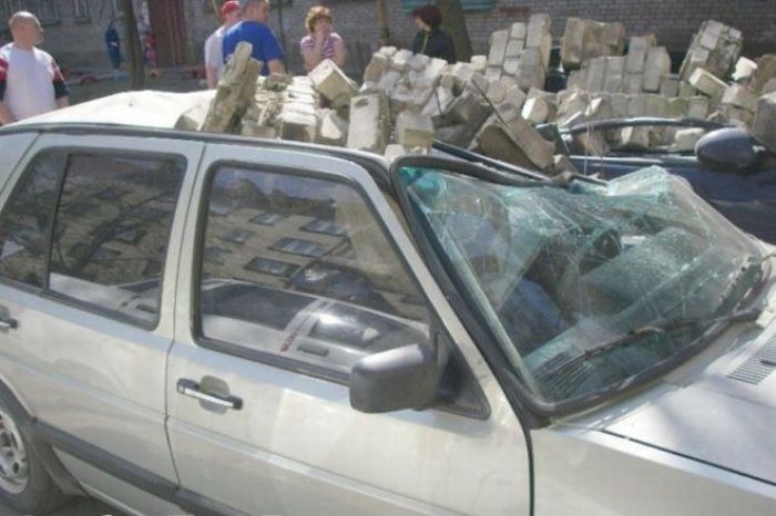 Питерские автомобили, убитые кирпичами (7 фото)