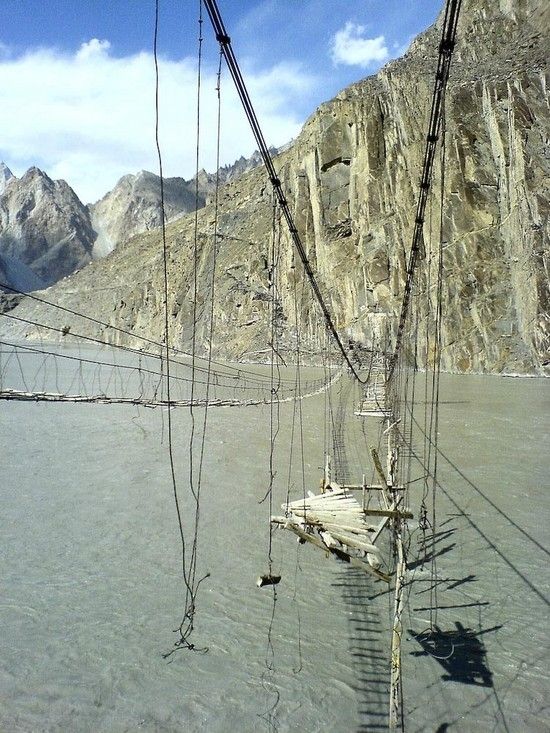 Самый опасный подвесной мост в мире (6 фото)