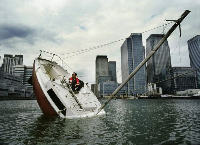 Утонувшая яхта? (9 фото)