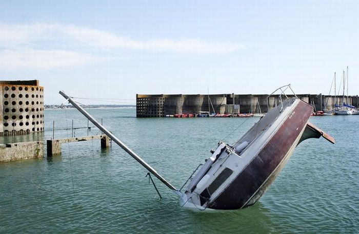 Утонувшая яхта? (9 фото)