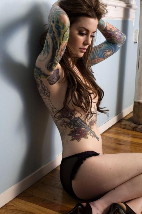 Сексуальные девушки с татуировками (97 фото)