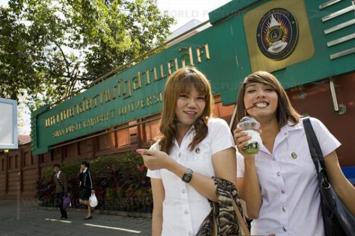 Студенты-транссексуалы в Таиланде (18 фото)