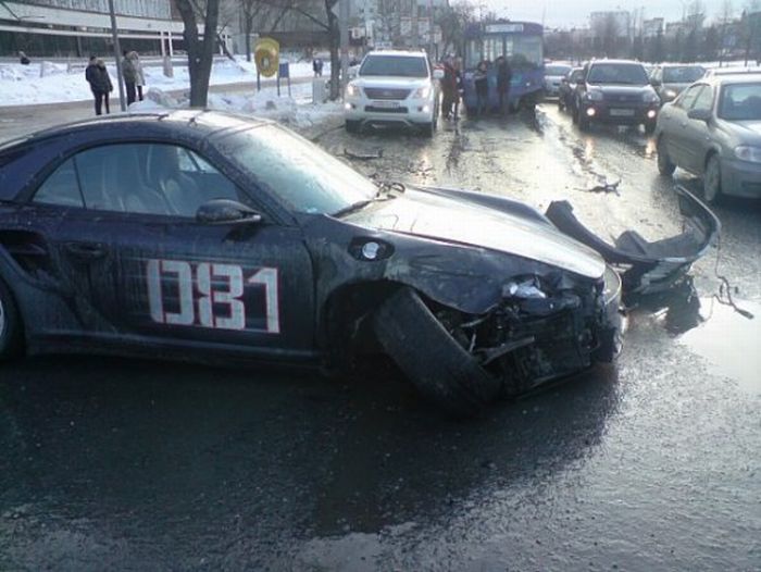 Где-то в Сибири разбили Porsche (7 фото)