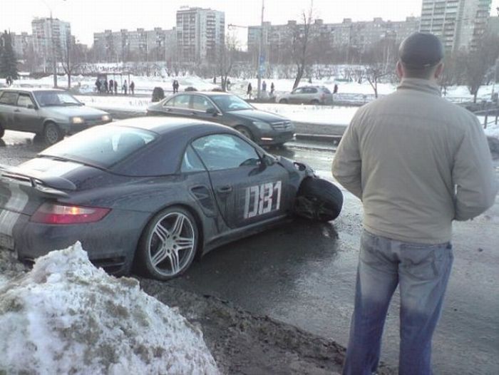 Где-то в Сибири разбили Porsche (7 фото)