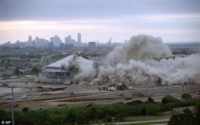 Разрушение стадиона в Техасе (10 фото + видео)