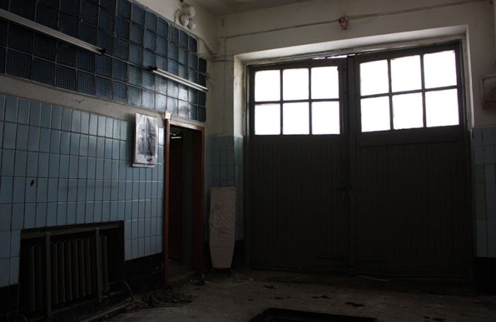 Заброшенные медицинская школа и пожарная станция (56 фото)
