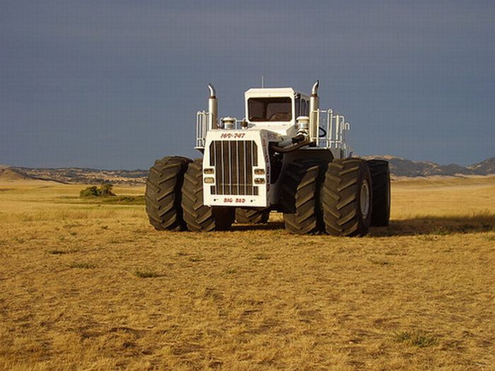 Big Bud - самый большой в мире фермерский трактор (8 фото)