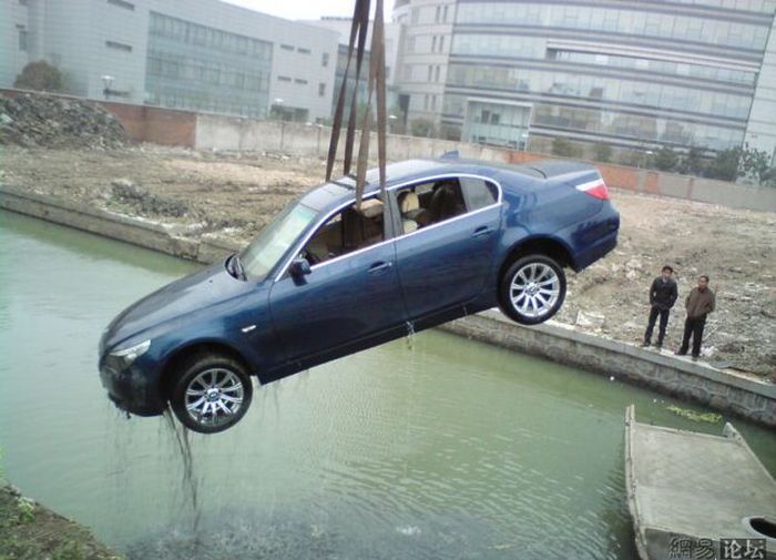 Утонувший BMW в Китае (9 фото)