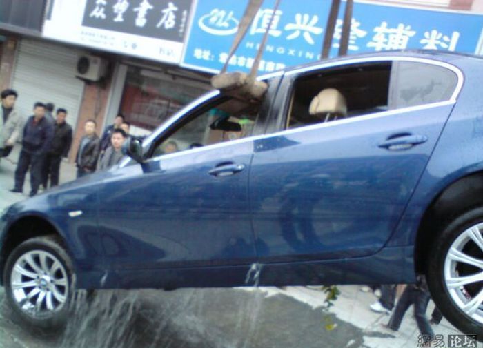 Утонувший BMW в Китае (9 фото)
