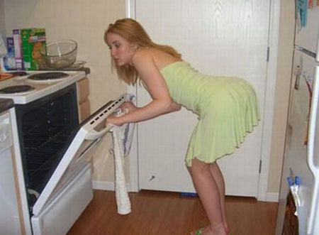 Симпатичные девушки за работой по дому (34 фото)